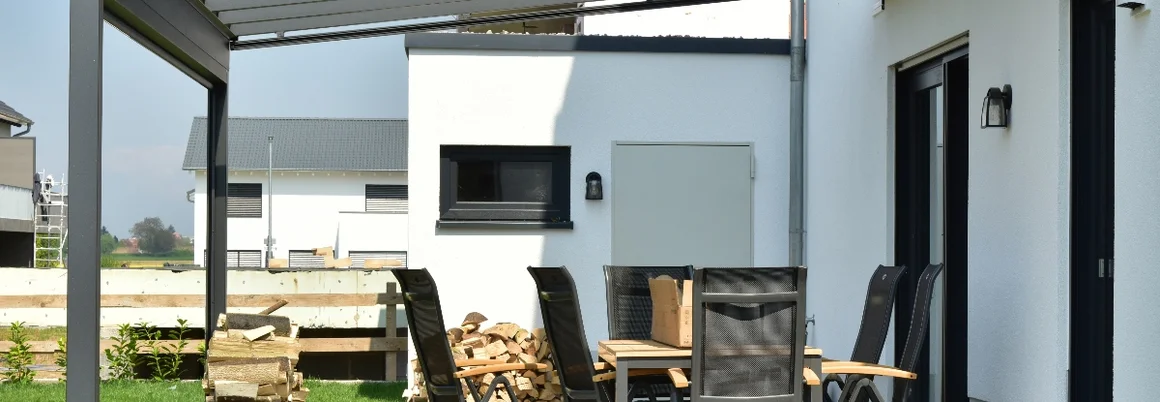 Moderne Terrassenüberdachung mit Gartenmöbeln